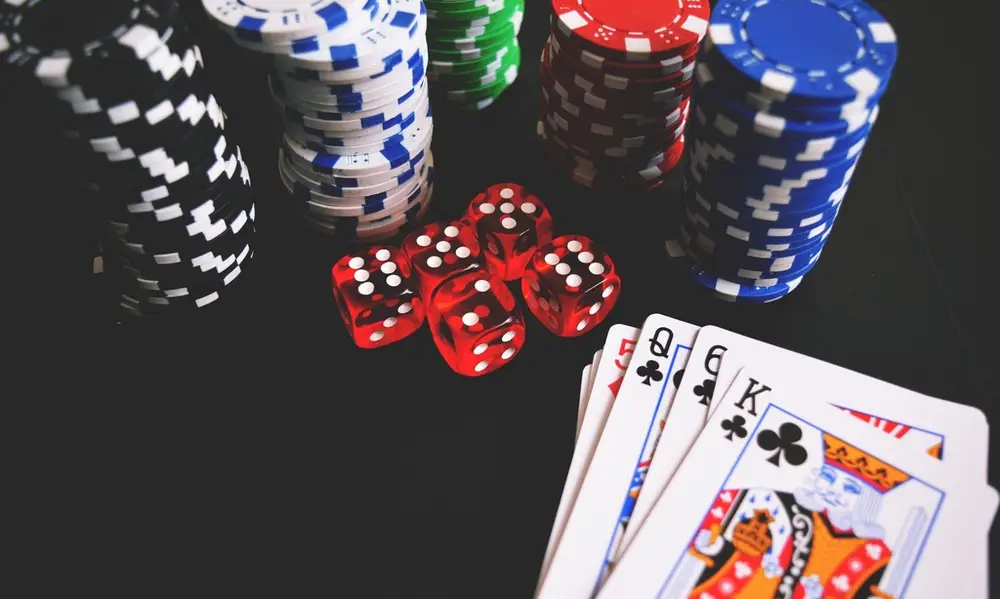 Casino chips and playing cards representing Gempak99 free credit and bonuses