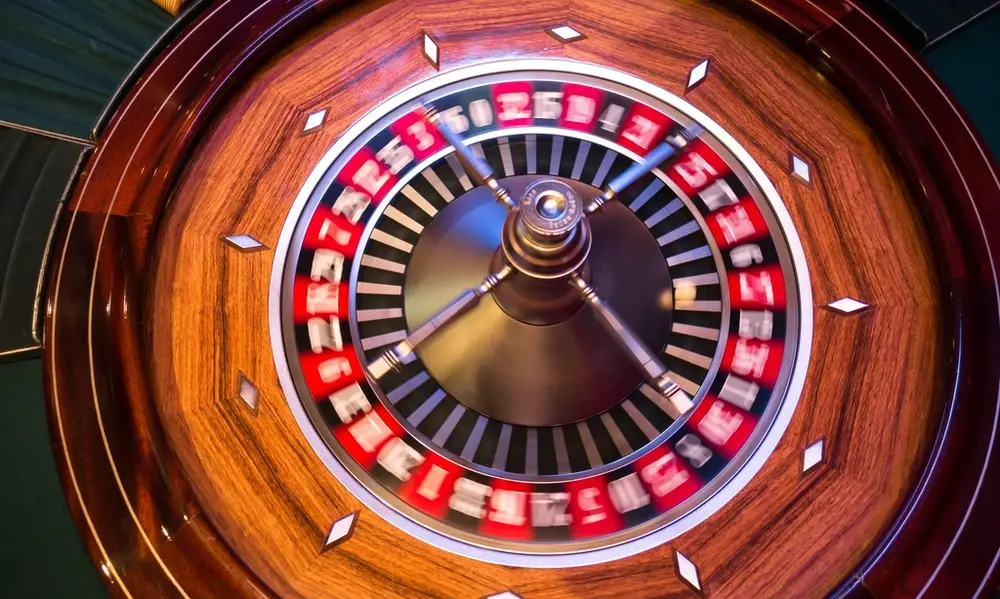 Live roulette wheel with the ball in motion, as streamed in the Gempak99 live casino